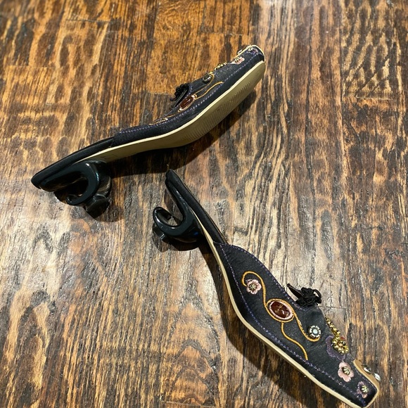 Vintage slip on shoes w ornate heel - Picture 3 of 8